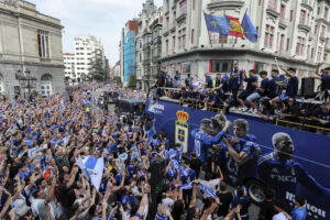El Real Oviedo, liderado por la figura de Santi Cazorla, festeja este domingo con una rúa por las calles de la capital asturiana el ascenso a Primera División, logrado anoche tras ganar al Mirandés en la final del play-off, que supone su retorno a primera división 24 años después de haber dejado la élite del fútbol español. EFE/ J.L.Cereijido.
