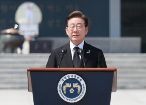 El nuevo presidente surcoreano, Lee Jae-myung, durante una ceremonia del Día de los Caídos en el Cementerio Nacional de Seúl, Corea del Sur, el 6 de junio de 2025. EFE/EPA/YONHAP / POOL SOUTH KOREA OUT