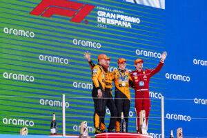 El piloto australiano del equipo McLaren Oscar Piastri (2d), el piloto británico del equipo McLaren Lando Norris (i), y el piloto monegasco del equipo Ferrari Charles Leclerc (d), primero, segundo y tercer clasificado, en el podio tras el Gran Premio de España de Fórmula Uno, disputado el 1 de junio en el circuito de Barcelona-Cataluña. EFE/ Siu Wu