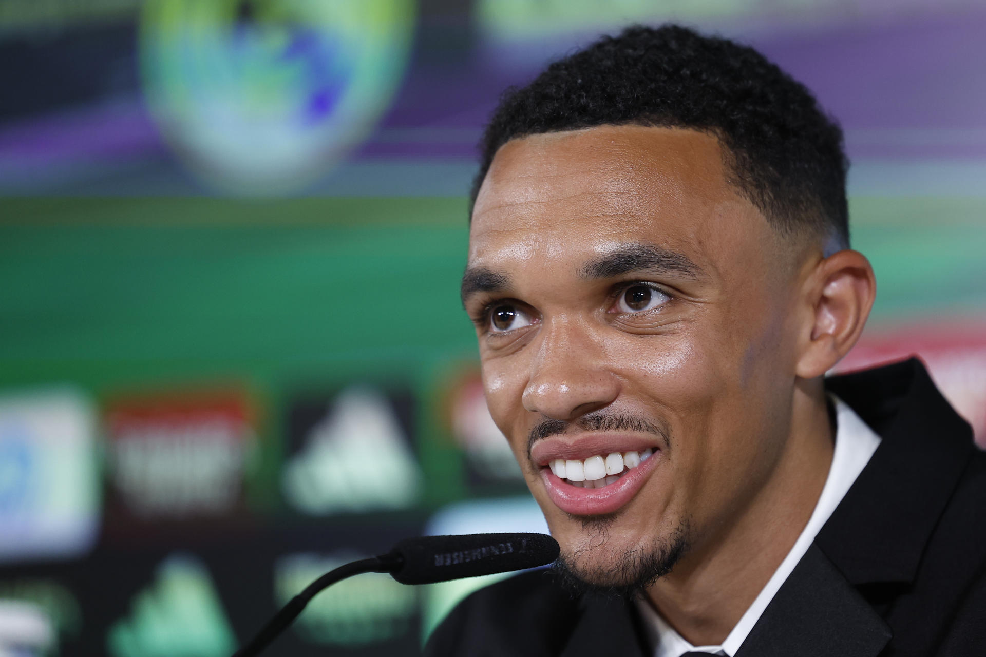 El futbolista inglés Trent Alexander-Arnold, durante su presentación como nuevo jugador del Real Madrid. El inglés, procedente del Liverpool, firmó un contrato que le liga al club blanco hasta el 30 de junio de 2031 y su dorsal será el 12, el número que ya lucirá en el Mundial de Clubes. EFE/ Chema Moya