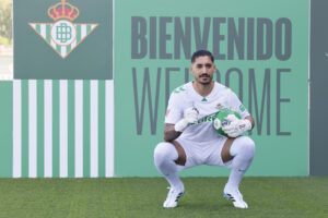 -El guardameta Álvaro Valles posa durante su presentación como nuevo jugador del Real Betis. EFE/José Manuel Vidal