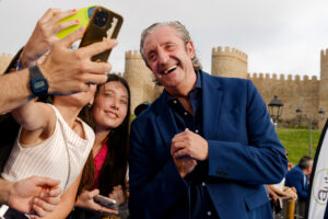 El periodista deportivo Josep Pedrerol premio programa deportivo por "El Chiringuito de Jugones", a su llegada a los XX "Galardones la Alcazaba" este lunes, en Ávila (Castilla y León). EFE/ Raúl Sanchidrián
