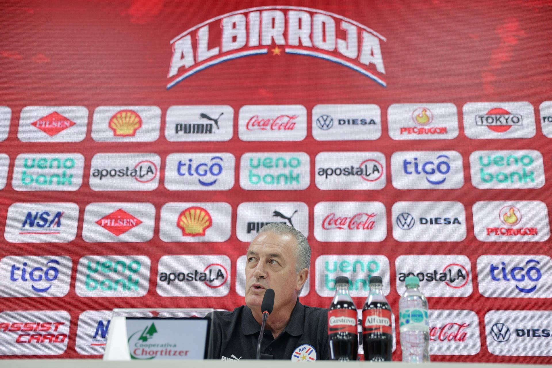 El entrenador de la selección paraguaya, Gustavo Alfaro, habla durante una rueda de prensa. EFE/Juan Pablo Pino