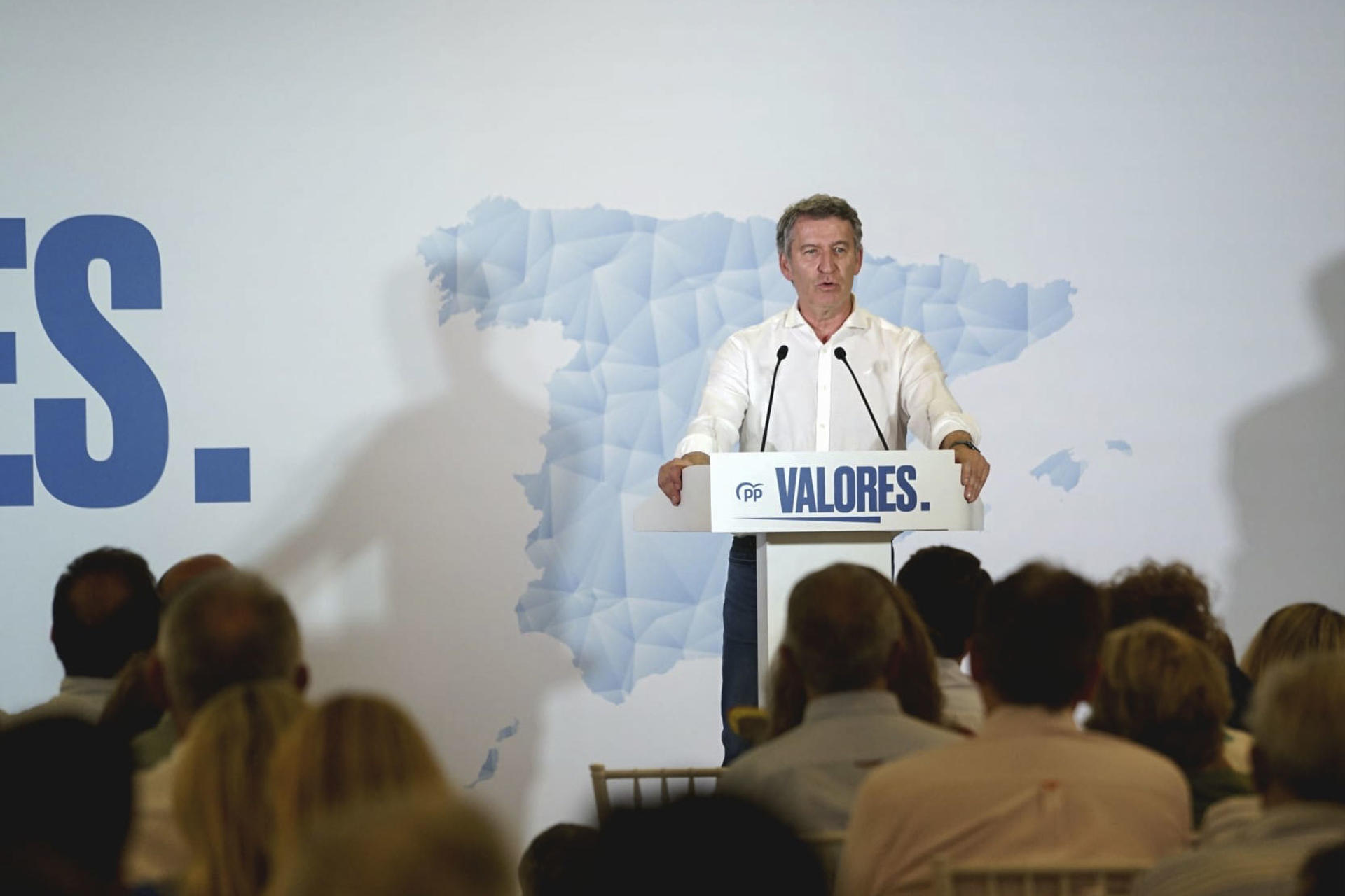 El presidente del Partido Popular, Alberto Núñez Feijóo, participa este lunes en un acto público en el Complejo Aralia, en Cáceres. EFE/Eduardo Villanueva