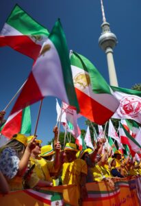 Gente participa en una manifestación por un Irán libre bajo el lema "No al apaciguamiento - No a la guerra en Irán" organizada por el Consejo Nacional de Resistencia de Irán (CNRI) y la Comunidad de Iraníes Alemanes (GDI) frente a la torre de televisión, en Berlín, Alemania, el 21 de junio de 2025. (Protestas, Alemania) EFE/EPA/HANNIBAL HANSCHKE