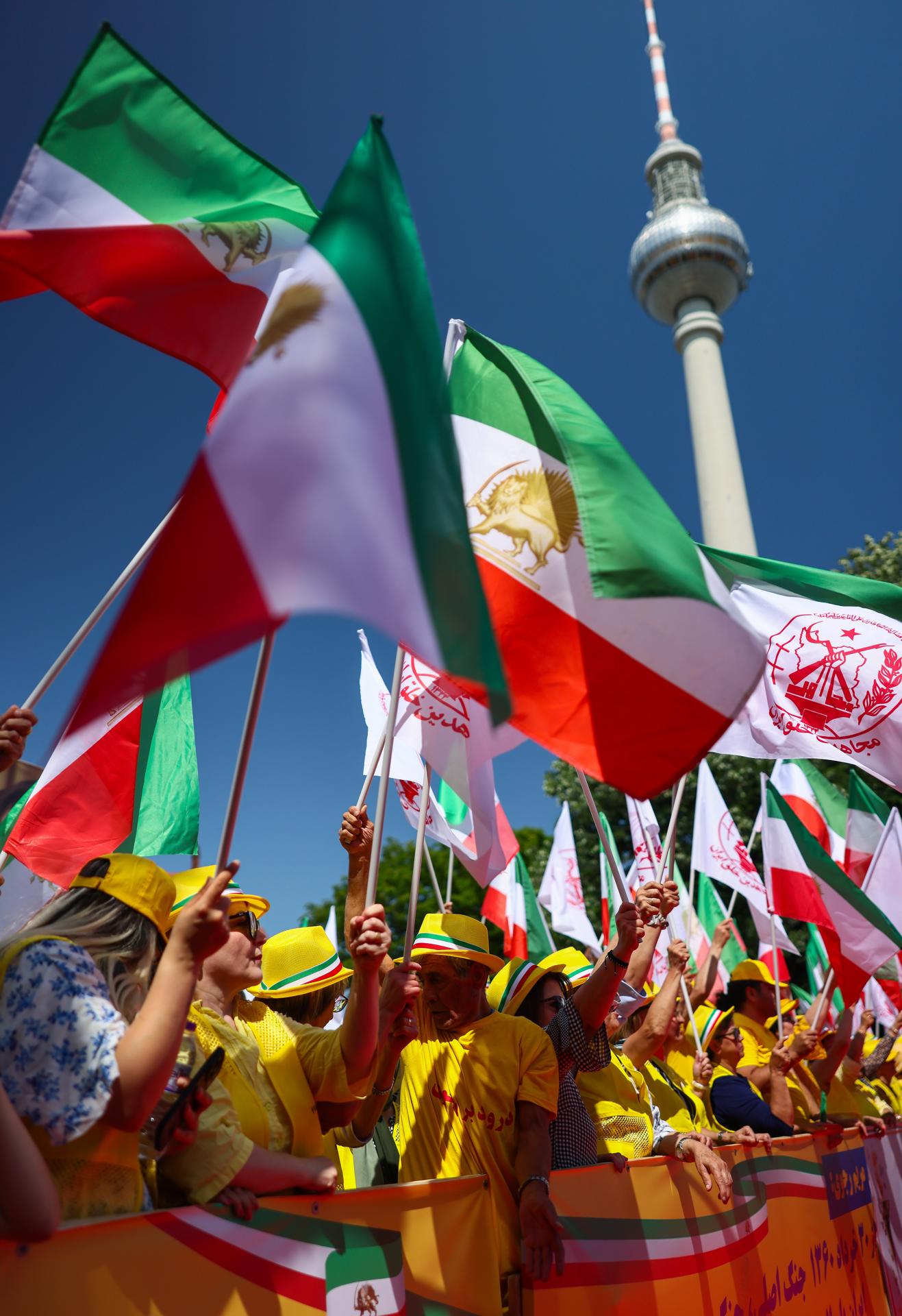 Gente participa en una manifestación por un Irán libre bajo el lema "No al apaciguamiento - No a la guerra en Irán" organizada por el Consejo Nacional de Resistencia de Irán (CNRI) y la Comunidad de Iraníes Alemanes (GDI) frente a la torre de televisión, en Berlín, Alemania, el 21 de junio de 2025. (Protestas, Alemania) EFE/EPA/HANNIBAL HANSCHKE
