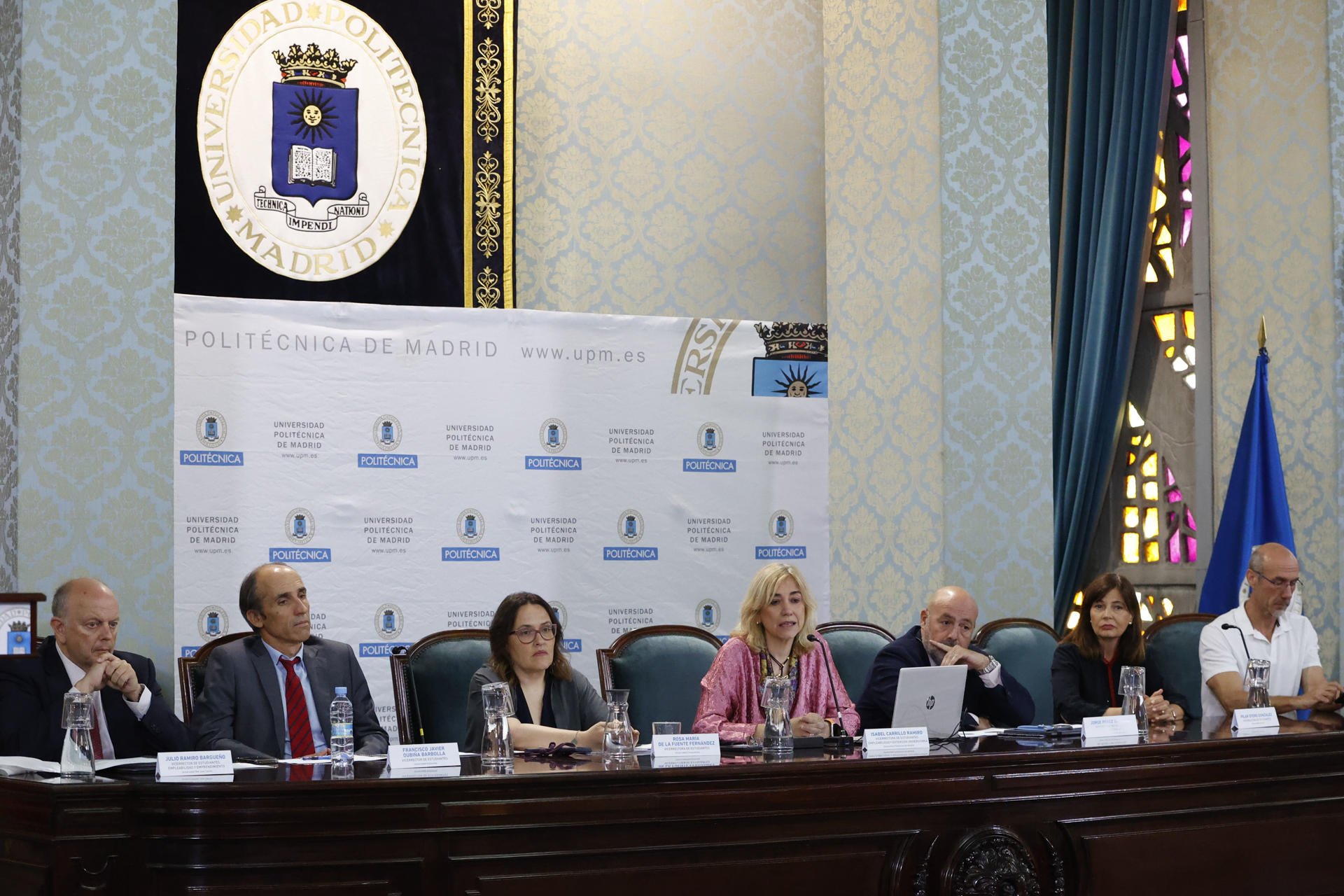 La vicerrectora de Estudiantes de la Universidad Politécnica de MAdrid (UPM), Isabel Carrillo (c), durante la rueda de prensa en la que los rectores han dado a conocer los resultados de la Prueba de Acceso a la Universidad (PAU), este viernes. El 95,5 % de los estudiantes madrileños ha aprobado la nueva PAU. EFE/Mario Morón