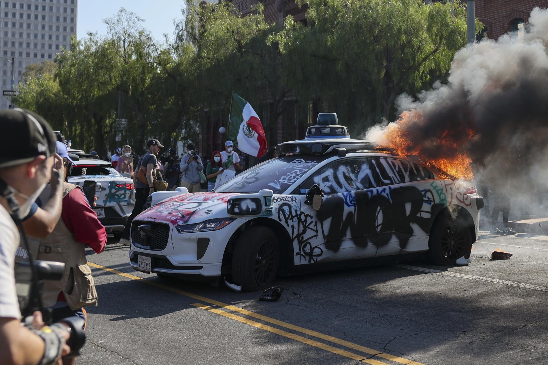 Fotografía del 8 de junio de 2025 de un vehículo autoconducido de Waymo quemádose en Los Ángeles (Estados Unidos). EFE/ALLISON DINNER