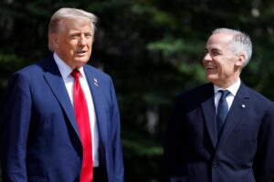 El presidente de Estados Unidos, Donald Trump (i), y el primer ministro canadiense, Mark Carney, durante la Cumbre del G7 en Kananaskis (Canadá). EFE/EPA/LUDOVIC MARIN / POOL