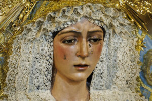 Los devotos de la Esperanza Macarena de Sevilla siguen divididos sobre el resultado de los trabajos que se han realizado a la imagen durante el fin de semana, que, aunque en principio parecían ceñidos a las pestañas colocadas a la imagen, al final creen que han ido más allá. EFE /Julio Muñoz