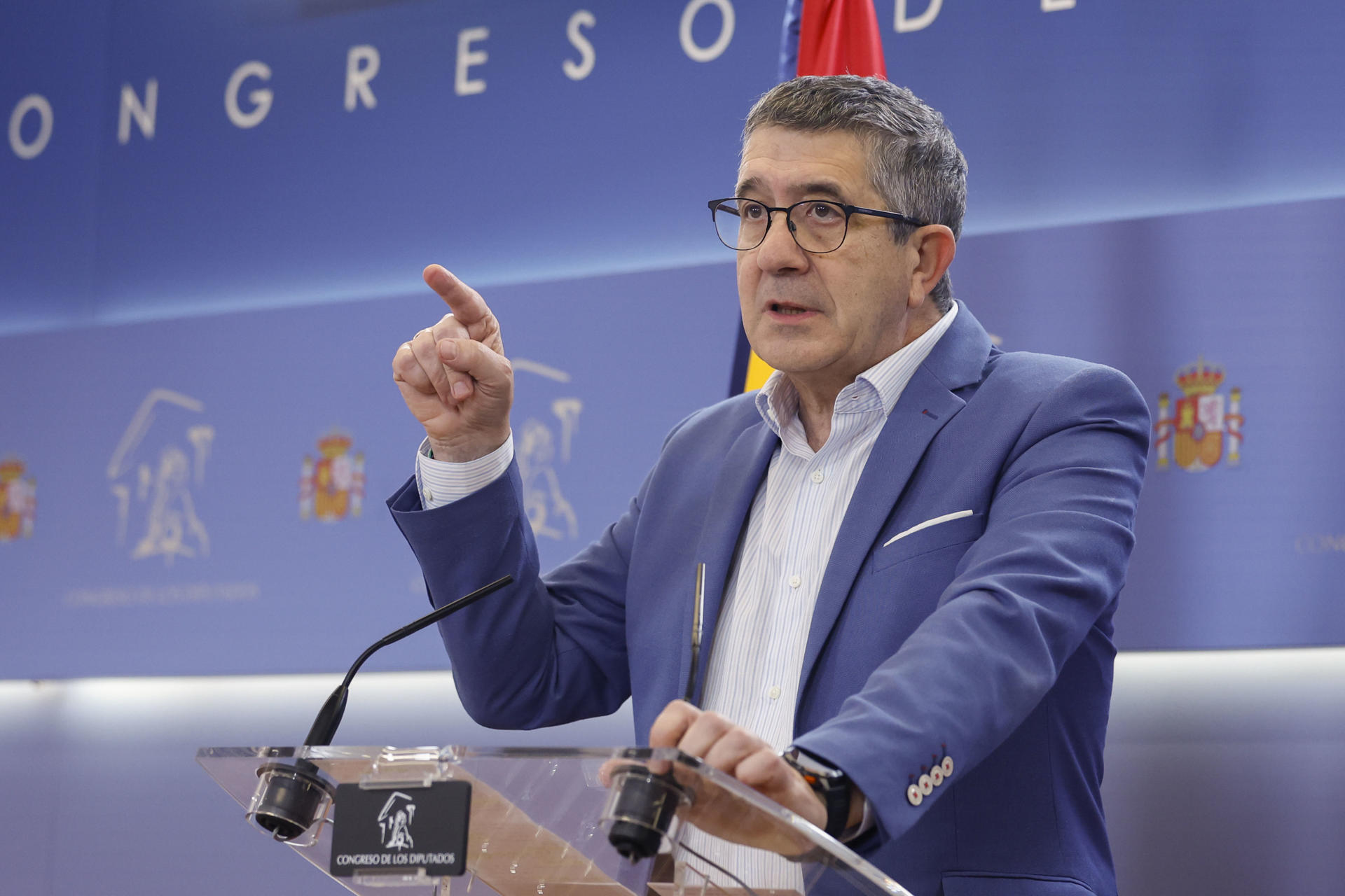El portavoz del PSOE, Patxi Lopez, da una rueda de prensa este martes en el Congreso que acoge reunión de la Junta de Portavoces. EFE/Javier Lizón