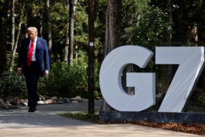 El presidente de EE.UU., Donald Trump, asiste a una ceremonia en la cumbre del Grupo de los Siete (G7) en el Pomeroy Kananaskis Mountain Lodge, en Kananaskis, Alberta, Canadá, 16 de junio de 2025. EFE/LUDOVIC MARIN / POOL
////////// US President Donald Trump attends an arrival ceremony during the Group of Seven (G7) Summit at the Pomeroy Kananaskis Mountain Lodge, in Kananaskis, Alberta, Canada, 16 June 2025. EFE/LUDOVIC MARIN / POOL