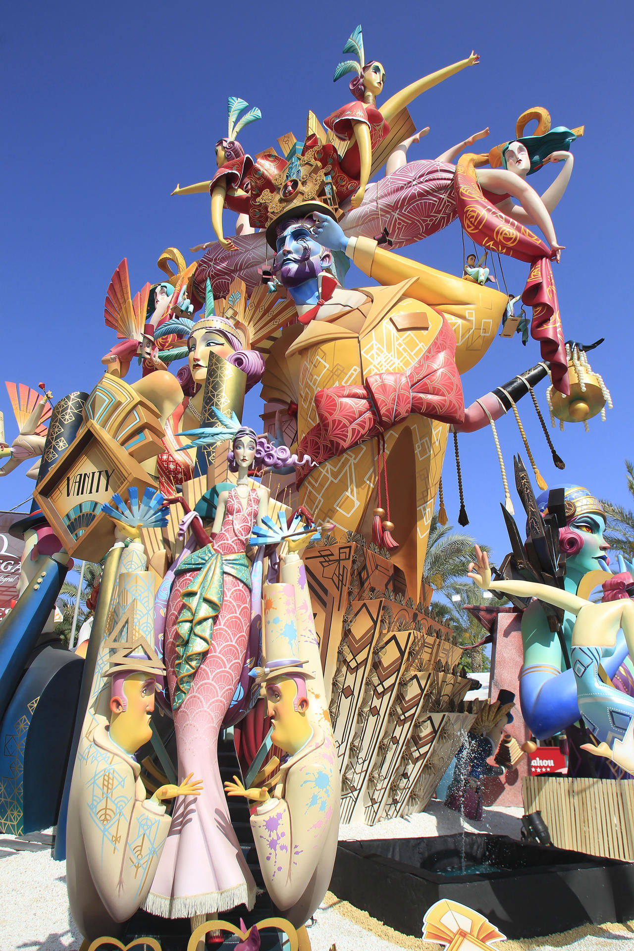 La hoguera Baver Els Antigons se ha proclamado este sábado vencedora del primer premio de especial de las fiestas de Hogueras de Alicante con el monumento 'Vanity', del artista Paco Torres. EFE/ Morell
