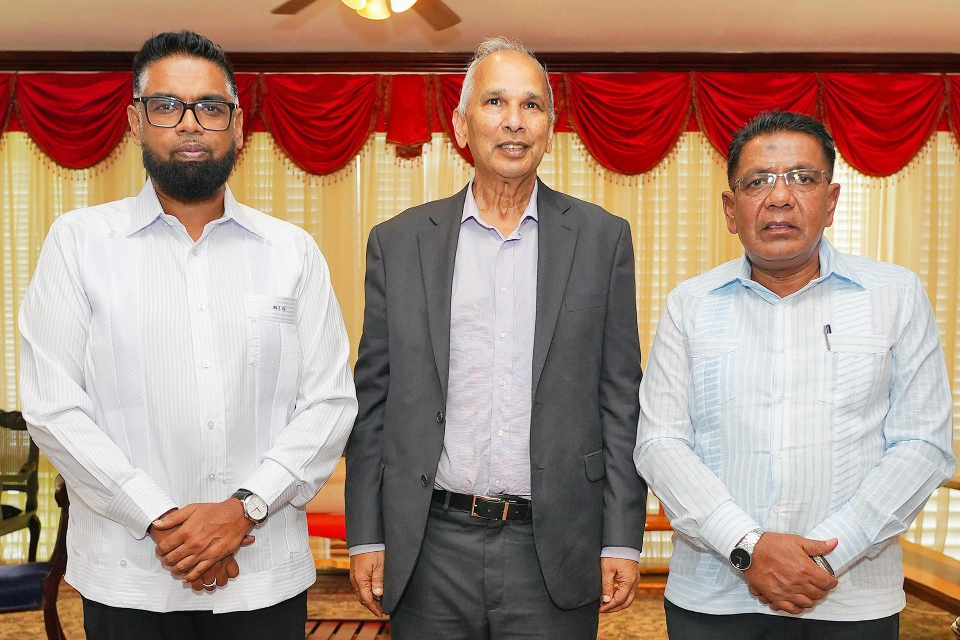 Fotografía cedida por la Presidencia de Guyana que muestra al mandatario de Guayana, Irfaan Ali (i), el candidato a la dirección general del Instituto Interamericano de Cooperación para la Agricultura (IICA), Muhammad Ibrahim (c), y al ministro de Agricultura, Zulfikar Mustapha, posando durante una reunión este viernes, en Georgetown (Guyana). EFE/ Presidencia de Guyana/
