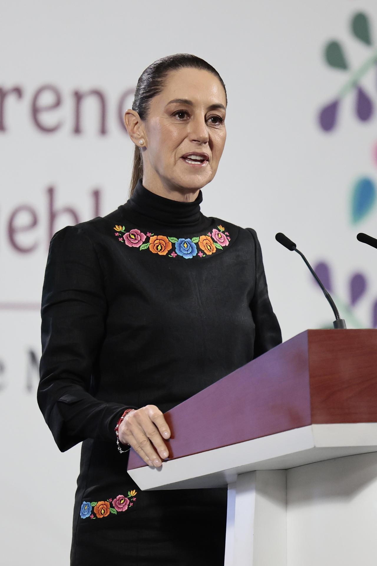 La presidenta de México, Claudia Sheinbaum, habla durante su conferencia de prensa diaria este viernes, en Palacio Nacional de la Ciudad de México (México). EFE/José Méndez