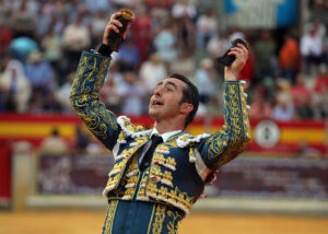 El diestro David Fandila El Fandi corta dos orejas a su segundo toro durante el festejo taurino de las Fiestas del Corpus Christi celebrado este sábado en la monumental El Frascuelo de Granada. EFE/Pepe Torres.