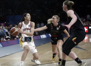 La española Helena Pueyo (I) en acción con la belga Julie Vanloo (2-d) durante la final disputada este domingo en el estadio de la Paz y la Amistad de El Pireo (Grecia). EFE/EPA/YANNIS KOLESIDIS
