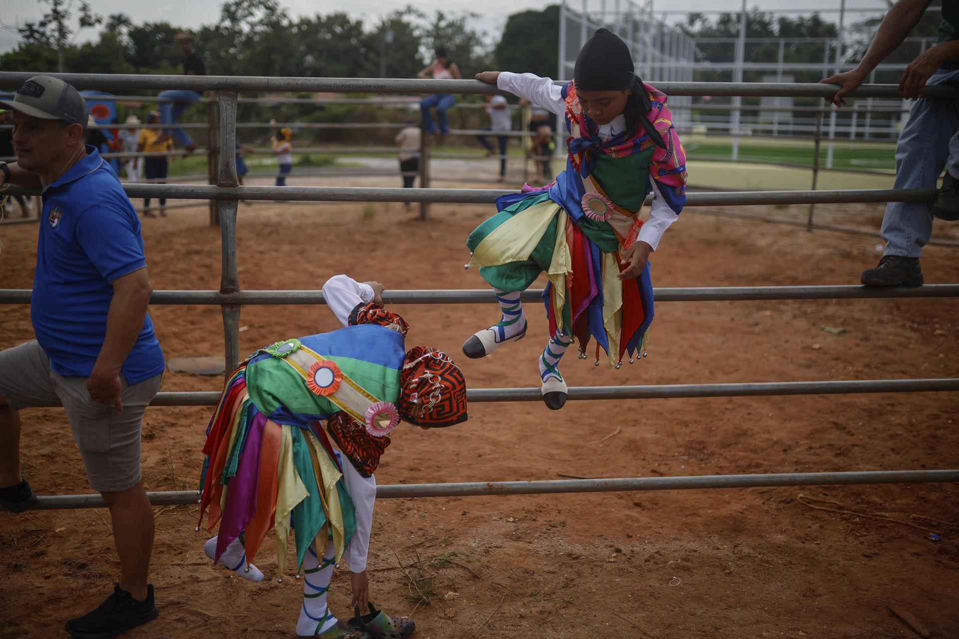 Jóvenes participan en una corrida de toros este 8 de junio de 2025, en el festival folclórico en La Chorrera (Panamá). EFE/ Bienvenido Velasco