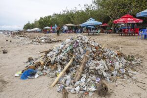 Fotografía de archivo, tomada el 26/12/2024, que muestra desechos plásticos acumulados en una playa de Bali, Indonesia. EFE/EPA/MADE NAGI