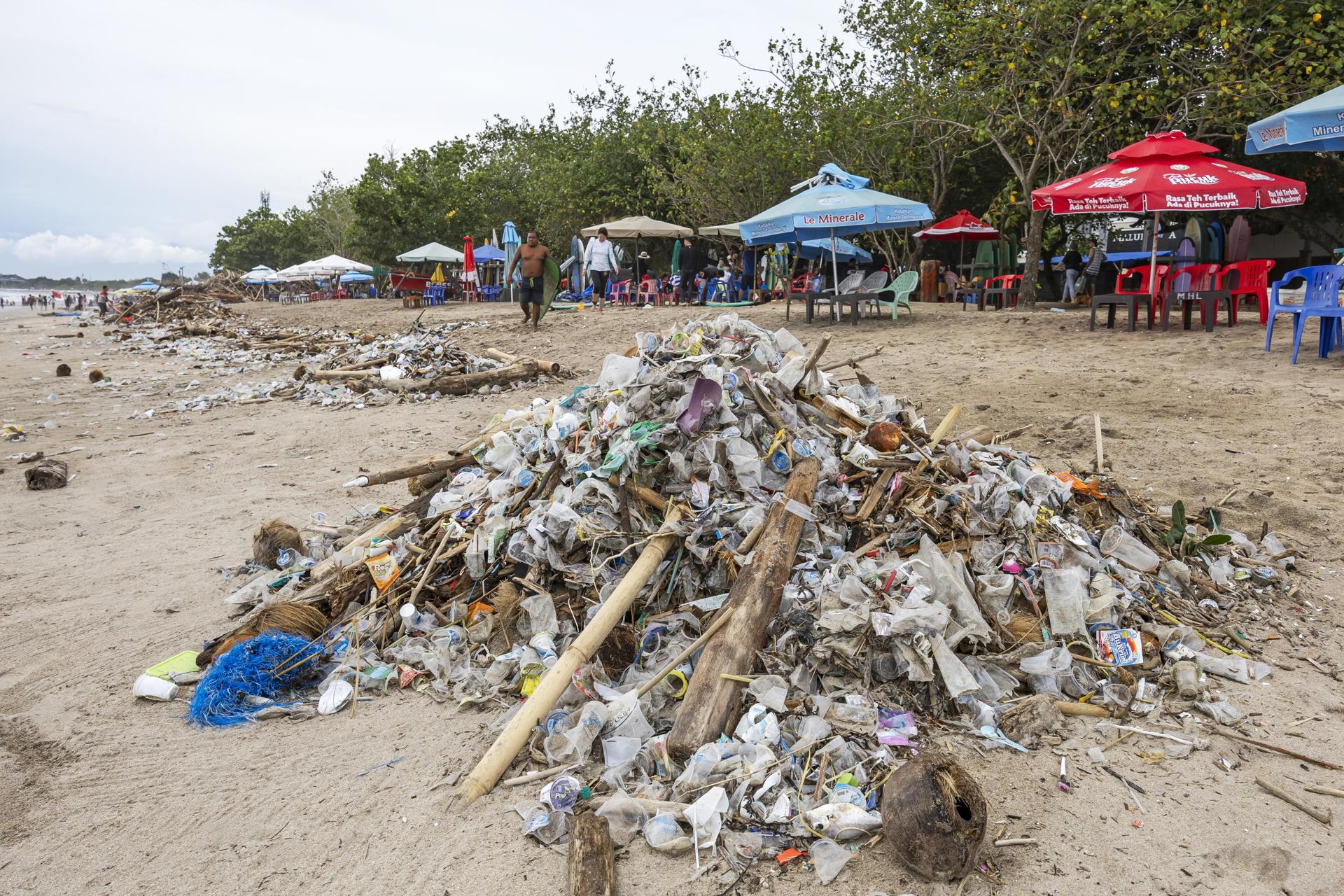 Fotografía de archivo, tomada el 26/12/2024, que muestra desechos plásticos acumulados en una playa de Bali, Indonesia. EFE/EPA/MADE NAGI