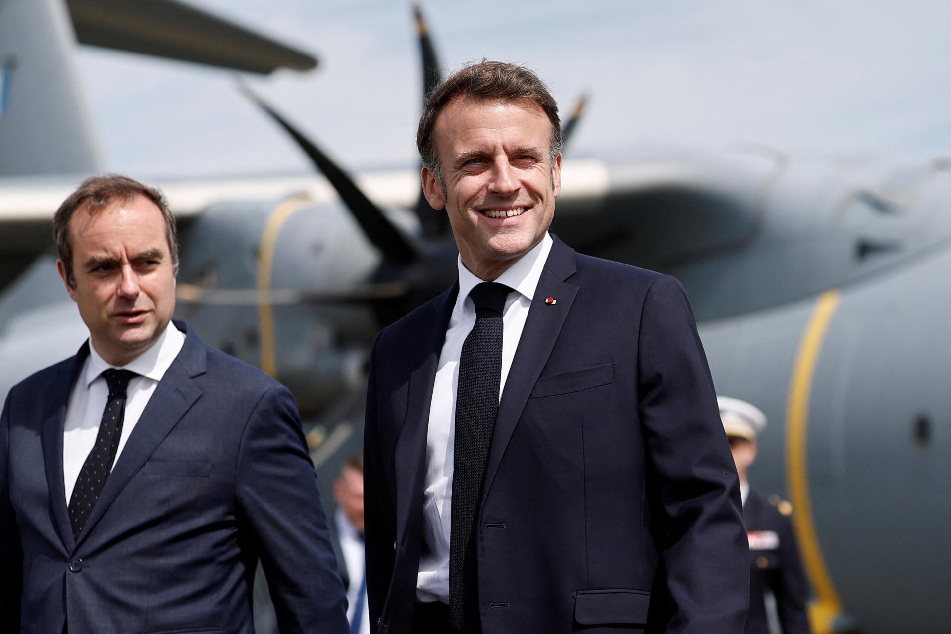 El presidente francés, Emmanuel Macron (derecha), llega al aeropuerto de Le Bourget-París para visitar el Salón Internacional de Aeronáutica y Espacio. EFE/EPA/Benoit Tessier
