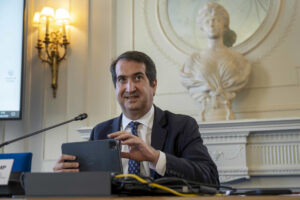 Imagen de este miércoles del director general de BBVA España, Peio Belausteguigoitia, durante su participación en el curso de verano que APIE celebra en la Universidad Internacional Menéndez Pelayo. EFE/Pedro Puente Hoyos