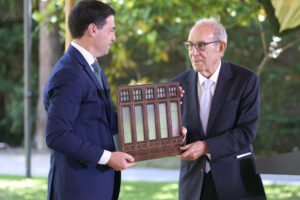 El lehendakari Imano Pradales, obsequia a su homólogo Carlos Garaikoetxea, donde ha recordado hoy las dificultades que afrontó el primer Gobierno Vasco de la democracia que presidió a partir de 1980, pero ha resaltado que Euskadi es una sociedad "valiente y trabajadora" que ha superado los retos y, "unidos y con respeto a la pluralidad", los superará en el futuro. EFE / L. Rico