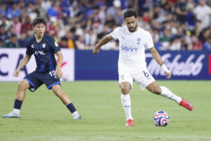 Renan Lodi (d), de Al Hilal, controla un balón durante un partido del Mundial de Clubes entre Al Hilal y Pachuca en el estadio Geodis Park en Nashville (Estados Unidos). EFE/ Juan Ignacio Roncoroni