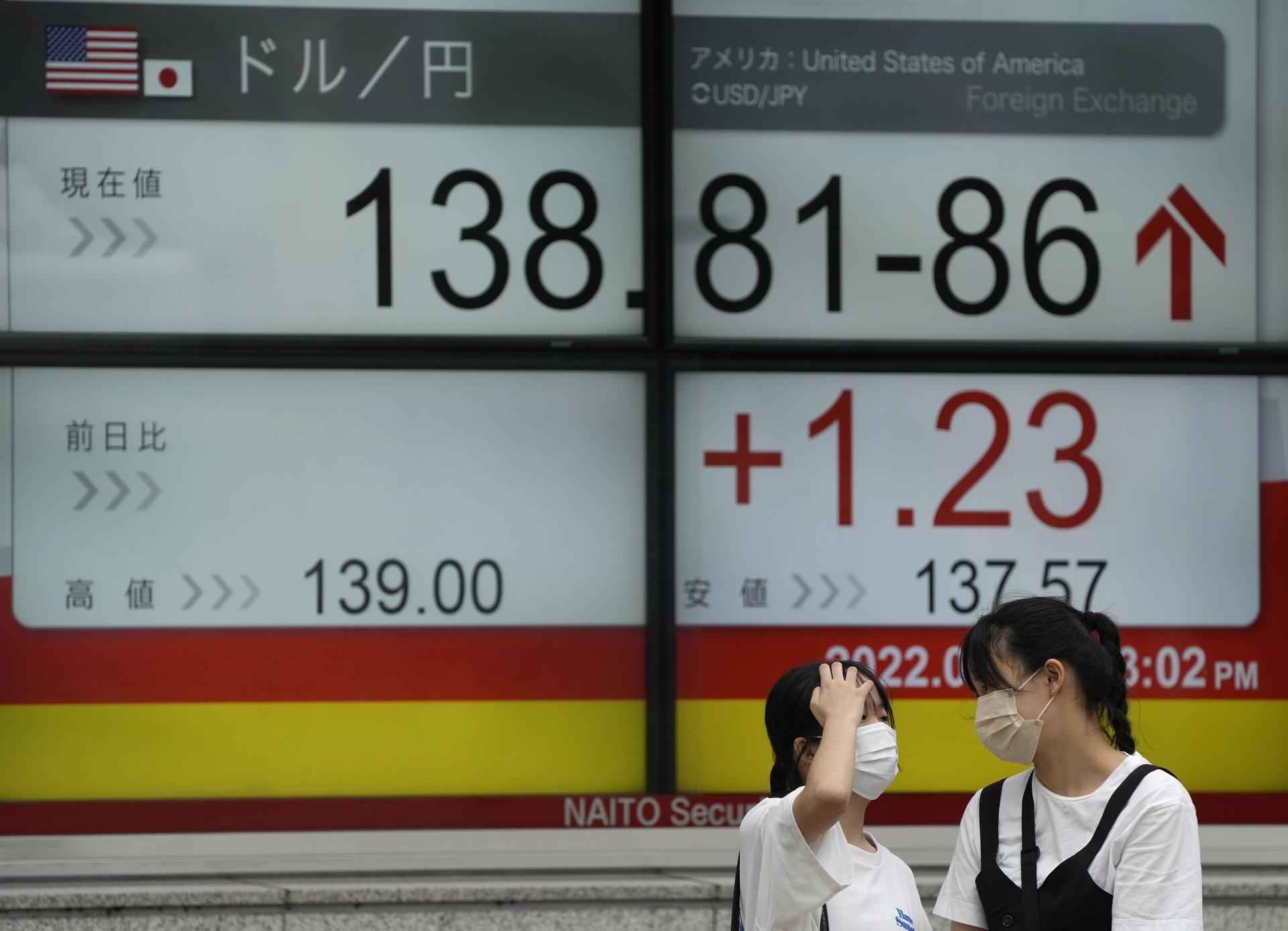 Imagen de archivo de una pantalla que muestra los tipos de cambio entre el yen y el dólar en Tokio. EFE/EPA/KIMIMASA MAYAMA