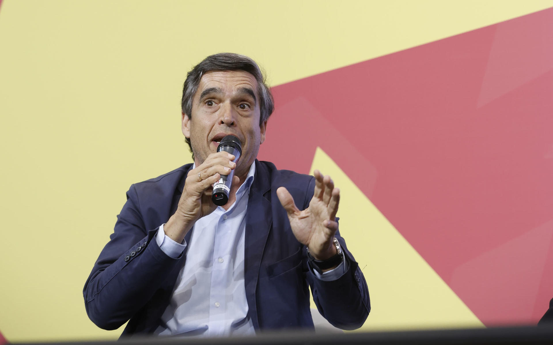 Raúl Respaldiza, CEO de Zertior, empresa especializada en la prestación de servicios profesionales a la industria del deporte, participa en la mesa "El impacto de los grandes eventos deportivos en Madrid" durante la jornada inaugural del "Sports Summit Madrid 2025". EFE/David Fernández