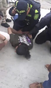 Imagen rastreo de redes: Pasa en Bogotá, donde se ve a miembros de la Policía de Colombia arrestando al supuesto atacante contra el senador colombiano Miguel Uribe Turbay este sábado, en Bogotá (Colombia). La Fiscalía colombiana confirmó que el presunto autor del atentado a Uribe Turbay es un menor de 15 años que fue detenido en el lugar de los hechos con una pistola. EFE/ Rastreo de Redes