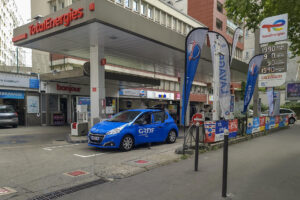 Fotografía de archivo de una gasolinera de la empresa Total Energies en la avenida de Clichy de París (Francia). EFE / Edgar Sapiña Manchado