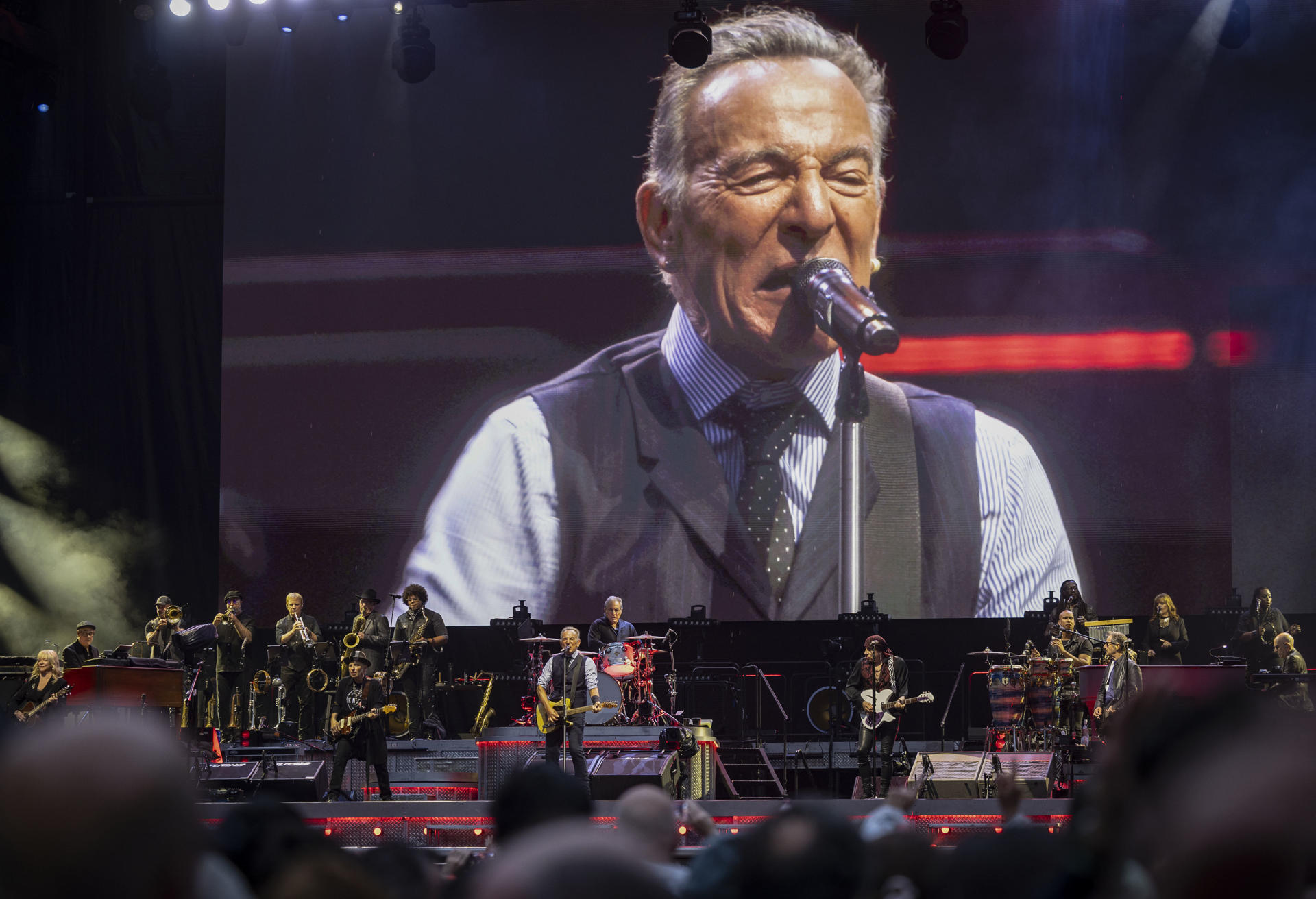 El músico estadounidense Bruce Springsteen (c) durante el concierto que ofrece con la E Street Band este sábado en el estadio de Anoeta, en San Sebastián. EFE/Javier Etxezarreta