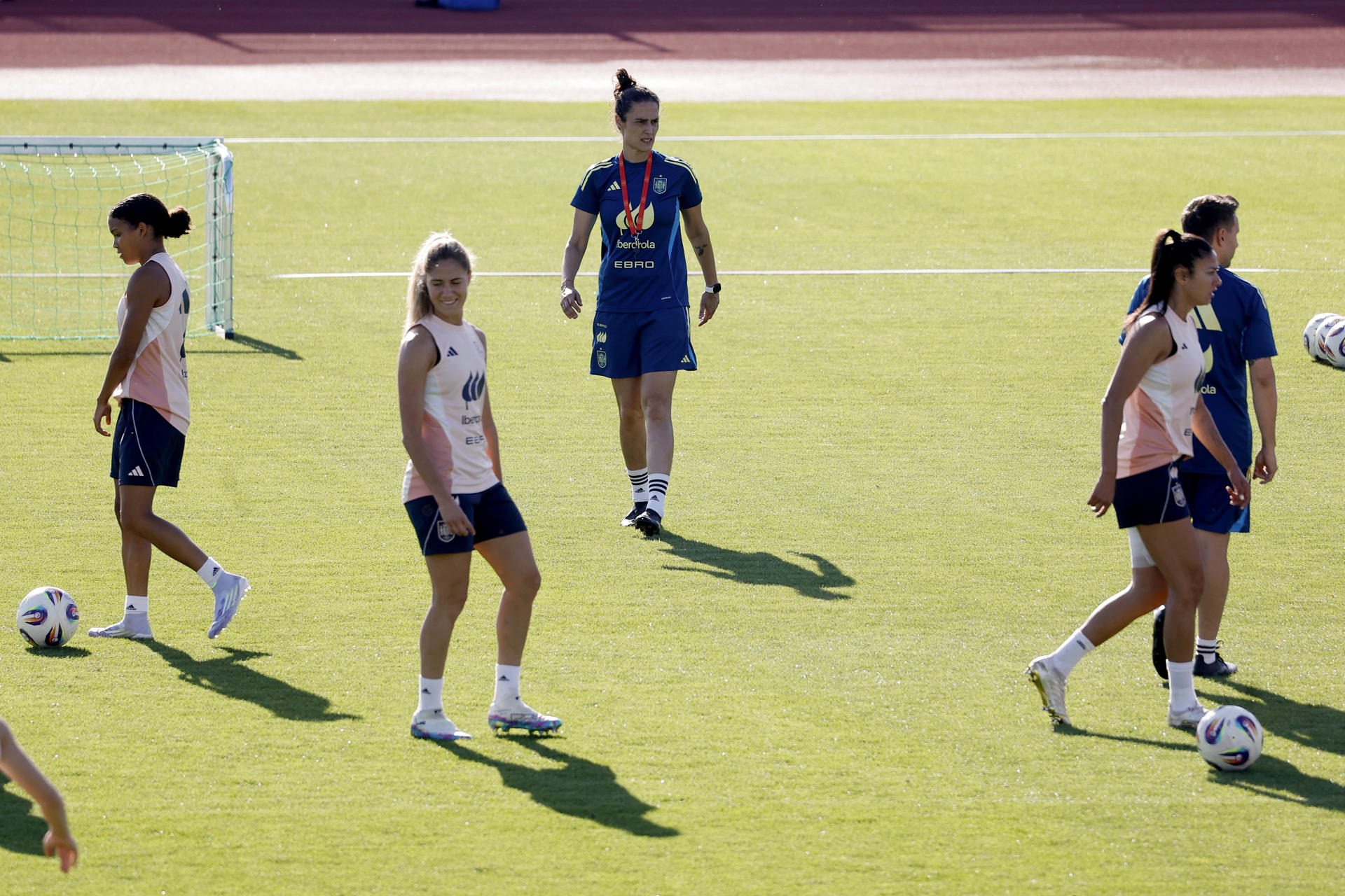 Las entrenadora de la selección femenina de fútbol Montse Tomé (c) dirige el entrenamiento del equipo, este jueves. La selección española femenina de fútbol ultima este jueves la puesta a punto para la disputa el viernes del único encuentro preparatorio para la Eurocopa de Suiza 2025, un amistoso ante la potente Japón en Las Rozas (Madrid). EFE/Chema Moya