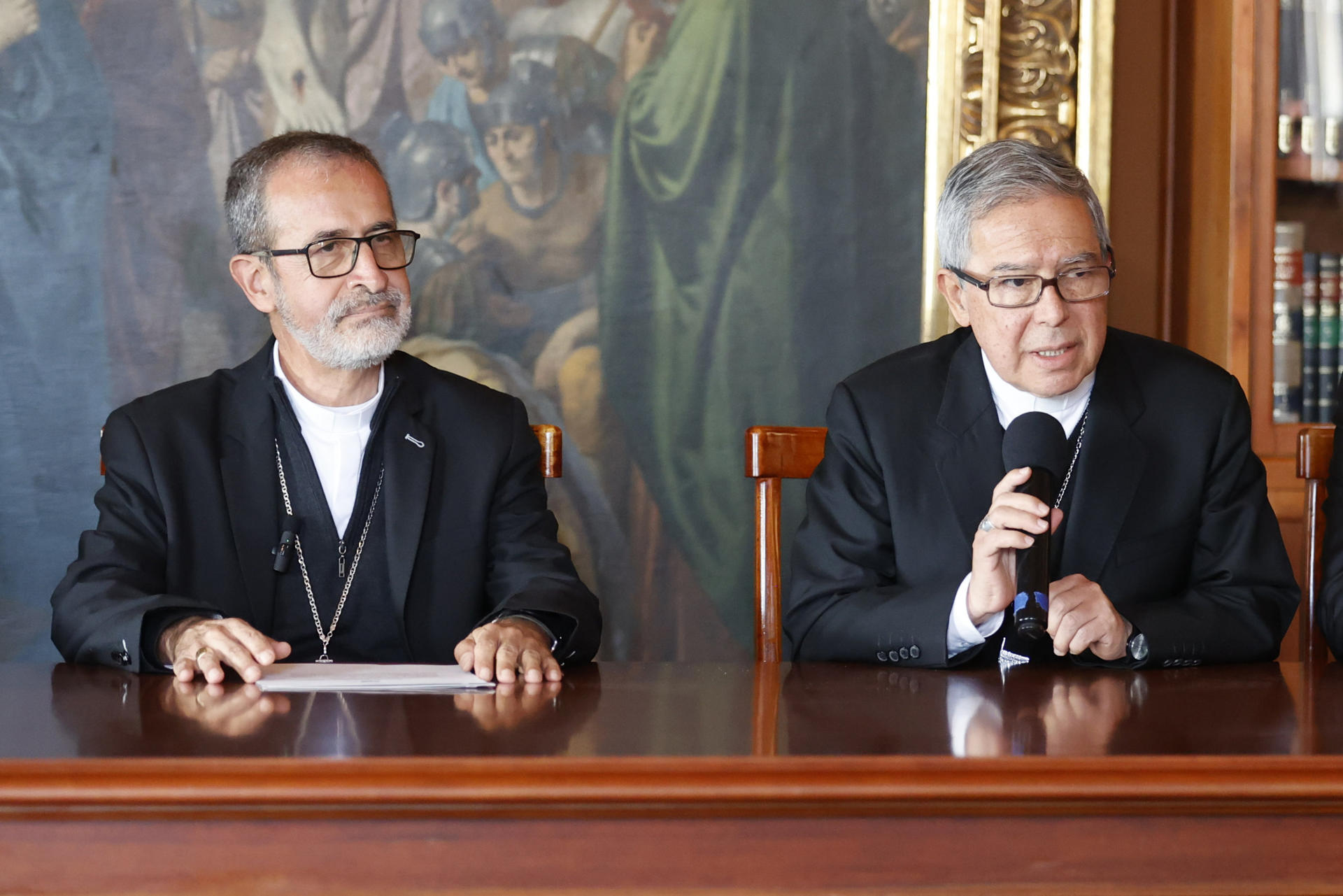 El presidente de la Conferencia Episcopal, Monseñor Francisco Javier Múnera (i), y el arzobispo de Bogotá, cardenal Luis José Rueda, hablan durante una rueda de prensa este lunes en Bogotá (Colombia). EFE/ Mauricio Dueñas Castañeda