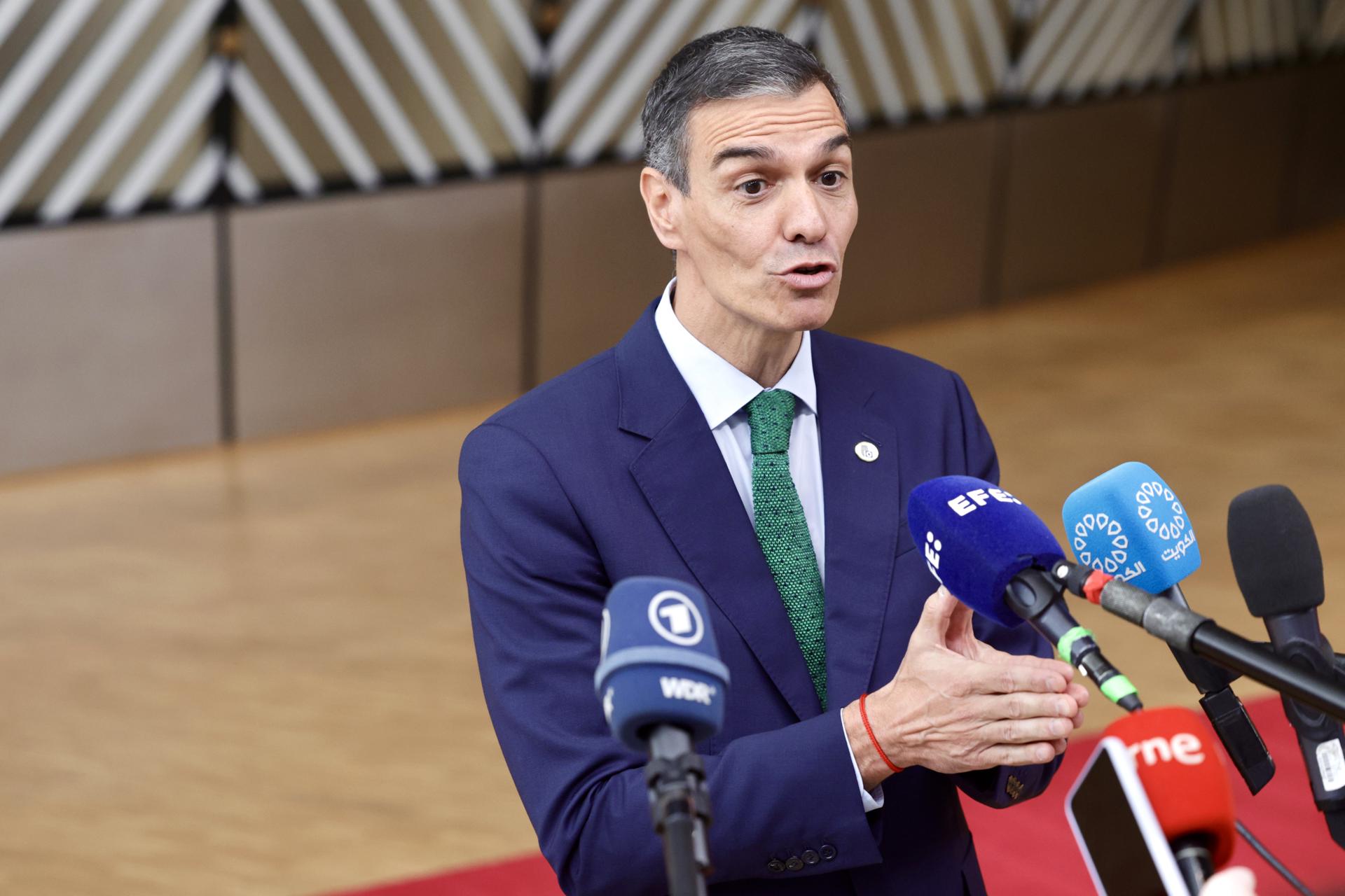 El presidente del Gobierno español, Pedro Sánchez, habla con los medios de comunicación al llegar a la cumbre de líderes de la UE en Bruselas, el 26 de junio de 2025. EFE/EPA/OLIVIER MATTHYS
