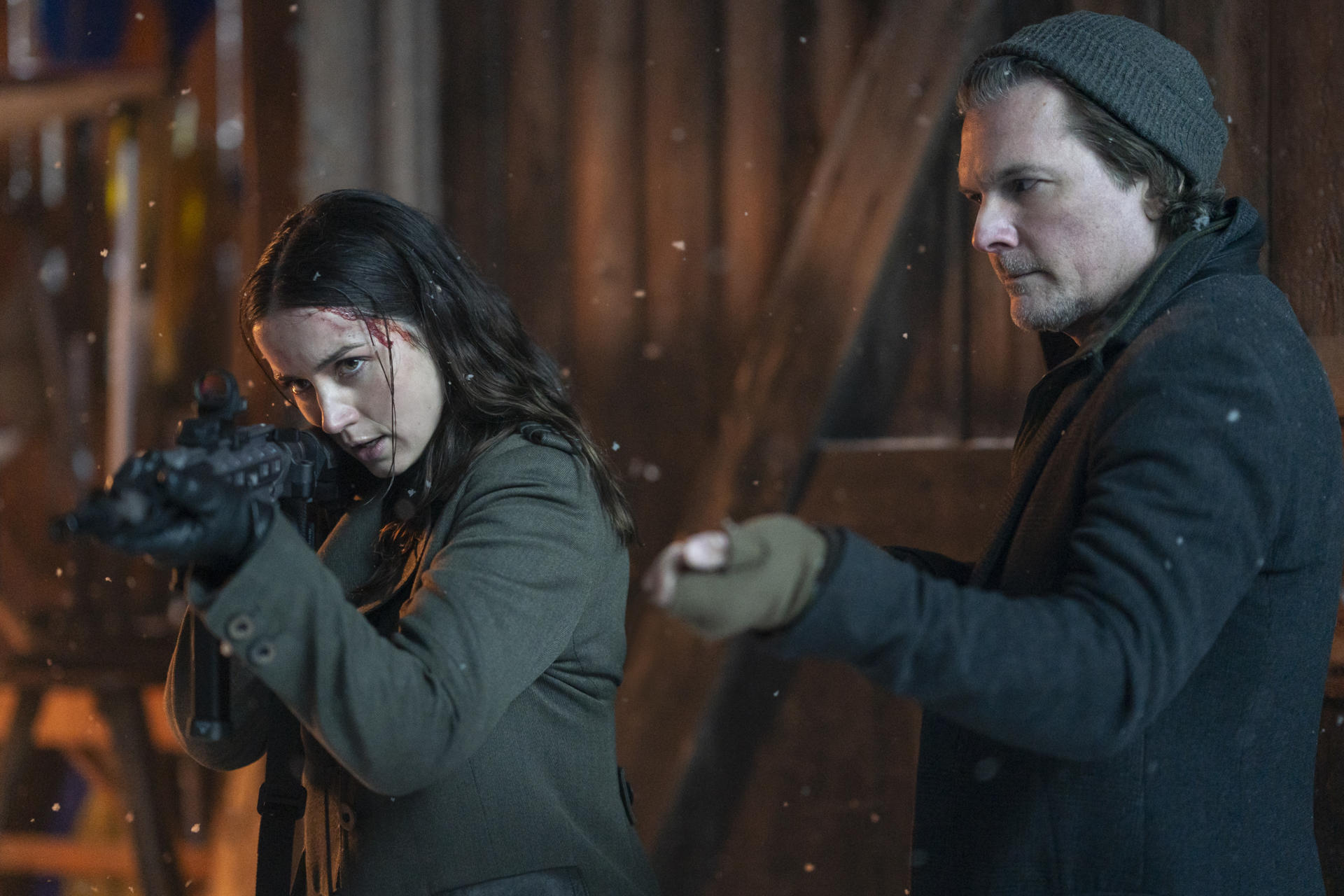 Fotograma cedido por Lionsgate donde aparece Ana de Armas y el director de 'Ballerina', Len Wiseman, durante el rodaje de una escena de la película de acción que se estrena el viernes en las salas de cine. EFE/ Lionsgate