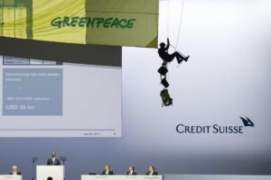 En la imagen de archivo un activista de Greenpeace se descuelga del techo para desplegar un cartel gigante en protesta contra la construcción del oleoducto Dakota Access (DAPL, por sus siglas en inglés) ante la sorpresa de los directivos del banco de inversiones suizo Credit Suisse durante una junta general de accionistas celebrada en el Hallenstadion de Zúrich (Suiza). EFE/Ennio Leanza
