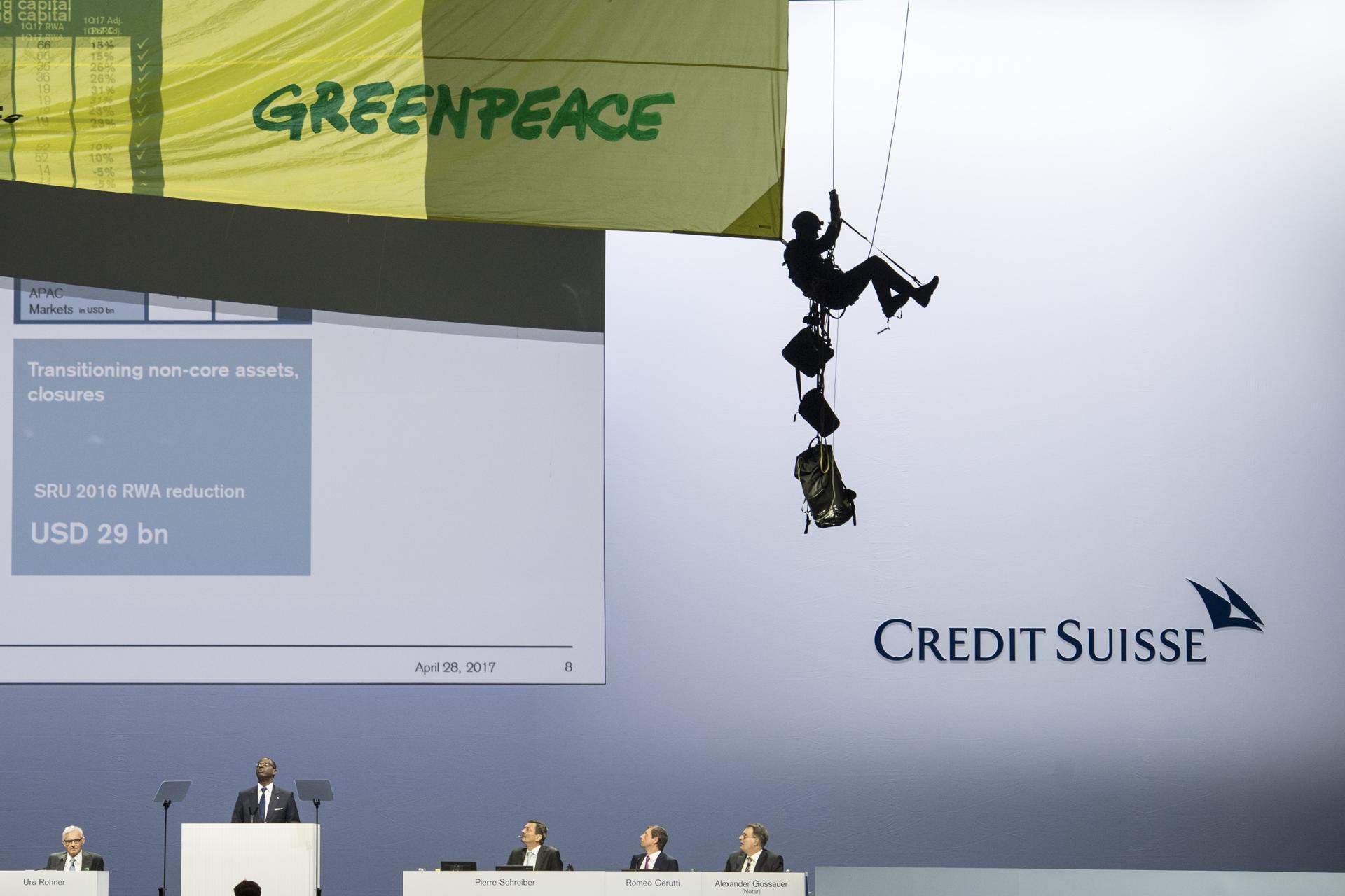 En la imagen de archivo un activista de Greenpeace se descuelga del techo para desplegar un cartel gigante en protesta contra la construcción del oleoducto Dakota Access (DAPL, por sus siglas en inglés) ante la sorpresa de los directivos del banco de inversiones suizo Credit Suisse durante una junta general de accionistas celebrada en el Hallenstadion de Zúrich (Suiza). EFE/Ennio Leanza