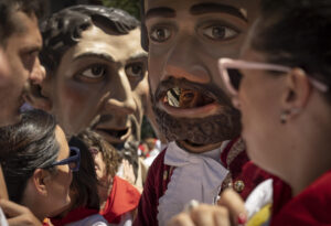 La Comparsa de Gigantes y Cabezudos de Pamplona en los Sanfermines de 2022. EFE/ Villar López