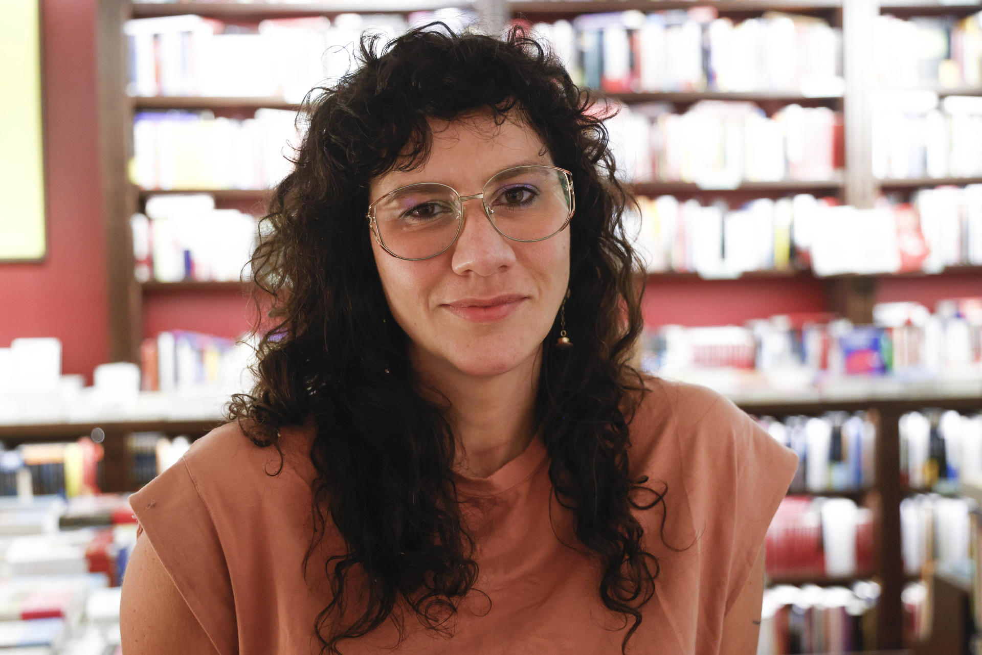 La escritora brasileña Mariana Salomao Carrara ha hablado con EFE de su obra 'Si no fuera por la sílabas del sábado', la historia de un absurdo accidente y sus consecuencias, con la que obtuvo el premio Sao Paulo 2023 a la Mejor Novela del Año. EFE/ Quique García.
