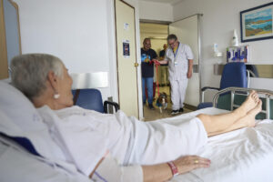Los hospitales de la red sanitaria pública vasca de Vitoria han puesto en marcha una experiencia piloto para permitir que los pacientes, fundamentalmente de larga estancia y en cuidados paliativos, puedan recibir a sus mascotas ante la evidencia científica de los beneficios que ese contacto aporta. Los hospitales de Txagorritxu (imagen) y Santiago son los primeros del Sistema Vasco de Salud-Osakidetza en implantar esta medida que tiene como objetivo "humanizar" en lo posible la estancia de los enfermos en un entorno que puede resultar hostil como la habitación de un hospital. EFE/ Adrián Ruiz-Hierro