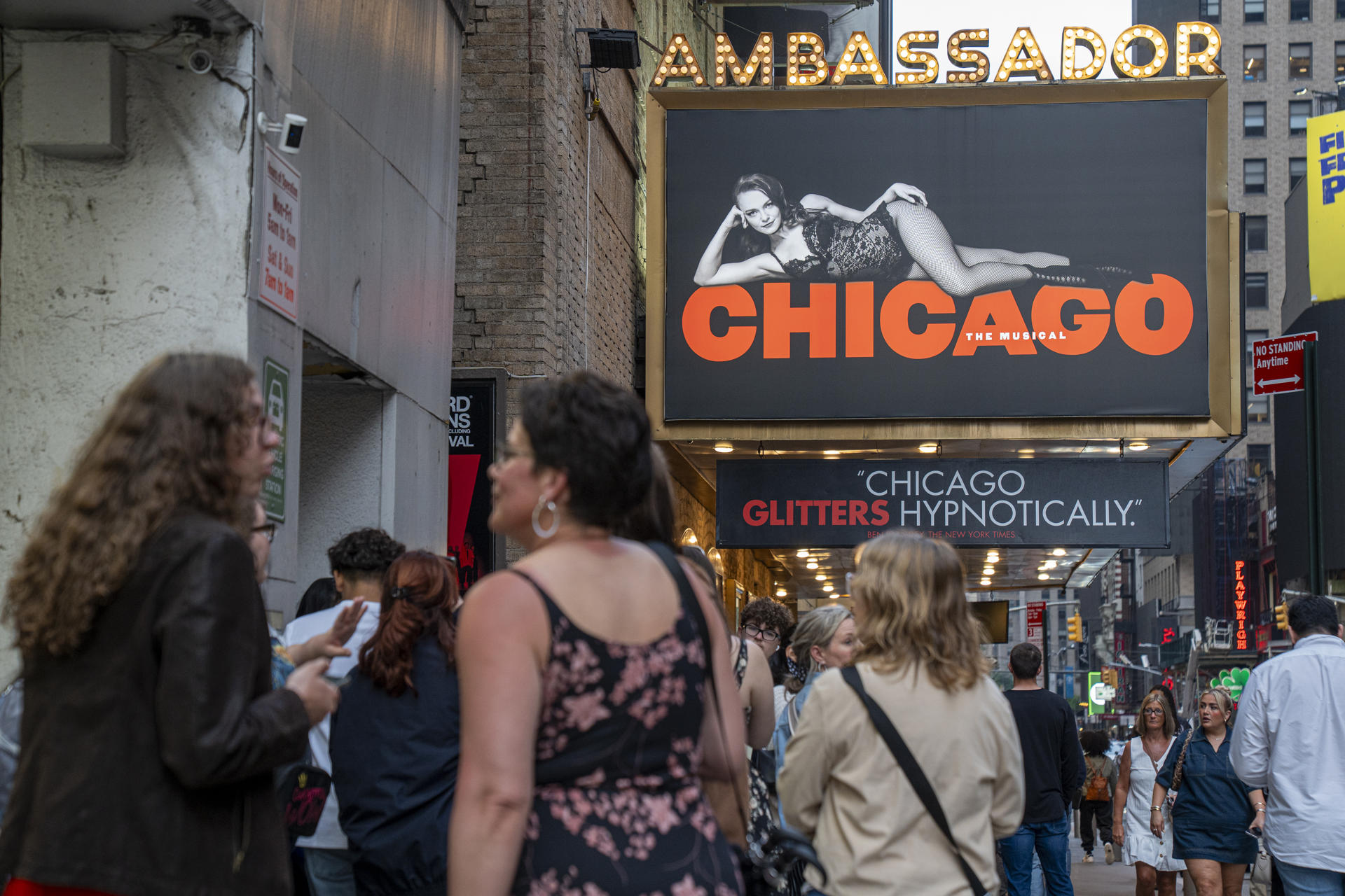 Fotografía del 30 de mayo de 2025 de personas esperando para entrar a la función del musical 'Chicago' en el teatro Ambassador, en Nueva York (EE.UU.). EFE/ Ángel Colmenares
