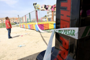 Camas elásticas del recinto ferial de la pedanía murciana de Alquerías después de que una niña de dos años falleciera esta madrugada al recibir una descarga eléctrica. EFE/ Juan Carlos Caval