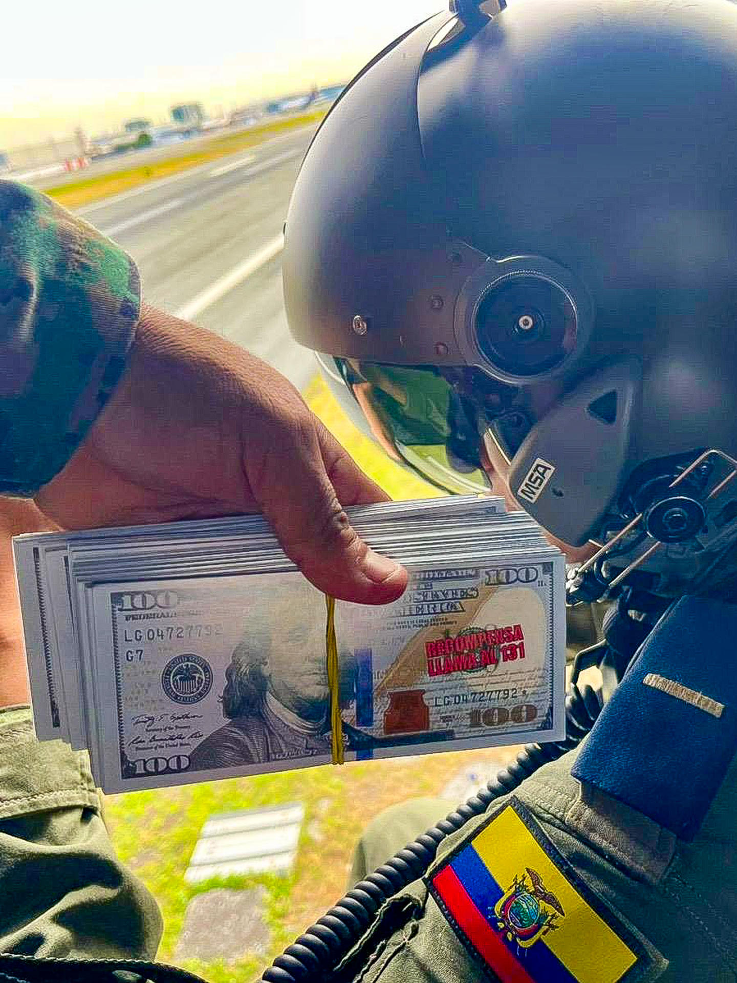 Fotografía cedida por las Fuerzas Armadas de Ecuador de billetes falsos de 100 dólares con información sobre el plan de recompensas que se implementa a nivel nacional para incentivar las denuncias contra miembros de redes criminales o escondites de armas y drogas este viernes, en Guayaquil (Ecuador). EFE/ EFE/ Fuerzas Armadas De Ecuador

