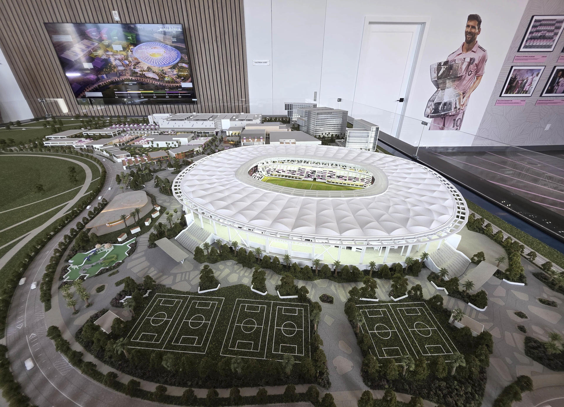 El fútbol es el foco principal, pero no el único. El nuevo estadio del Inter Miami será más que un campo de fútbol. Leo Messi pondrá la magia en el césped, aunque no será la única experiencia disponible. Palcos de lujo, conciertos y un centro de comercios y restaurantes también formarán parte de la experiencia 'Freedom Park': el nuevo hogar del Inter Miami. EFE/Alberto Boal