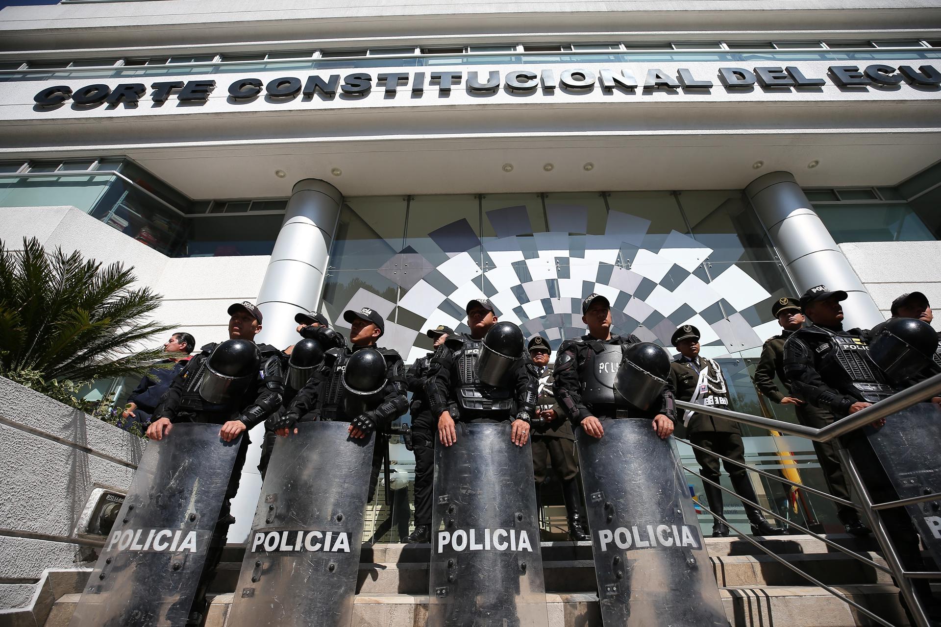 Fotografía de archivo de un escuadrón de policías al proteger la entrada principal de la sede de Corte Constitucional del Ecuador, en Quito. EFE/José Jácome