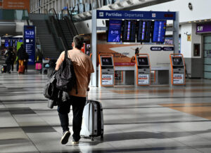 Imagen de archivo de un joven caminando con su maleta en un aeropuerto. EFE/ Matías Campaya