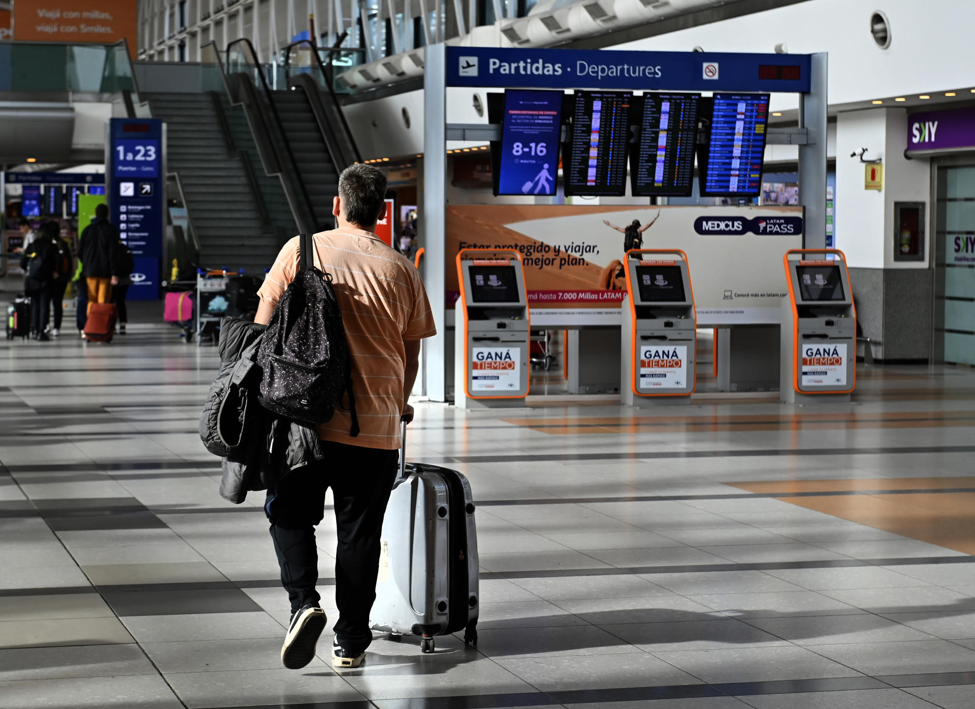 Imagen de archivo de un joven caminando con su maleta en un aeropuerto. EFE/ Matías Campaya