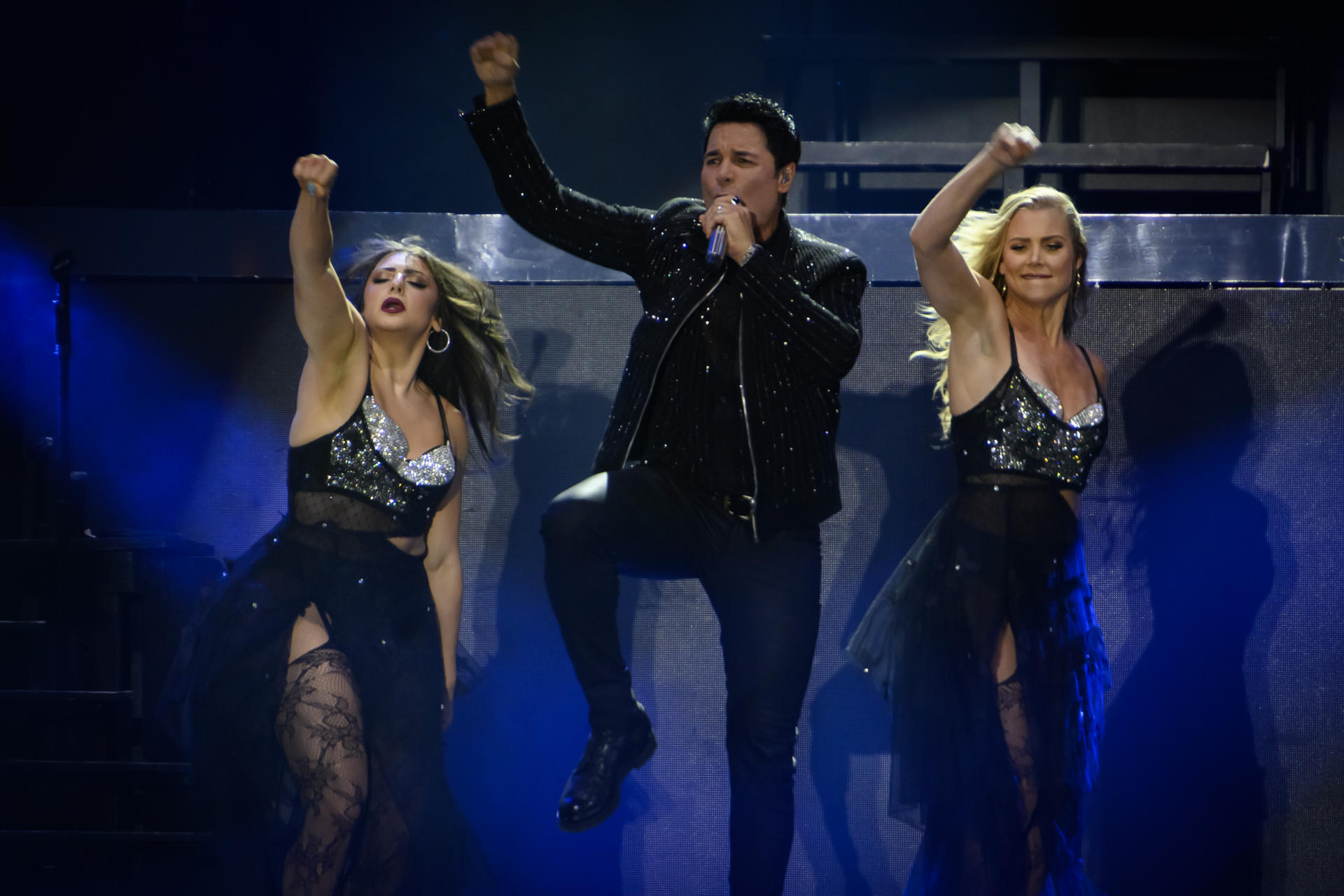 El músico y cantante puertorriqueño Chayanne durante el concierto que ha ofrecido hoy domingo en el Icónica Santalucía Sevilla Fest que se celebra en la capital andaluza. EFE/ Raúl Caro.